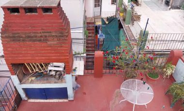 Departamento Interno de Pasillo sin expensas amplio 2 plantas patio terraza asador se aceptar permuta por inferior con patio zona centro