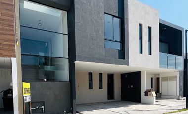 Casa en PRE VENTA en Lomas de Angelopolis III, Parque México cluster con alberca