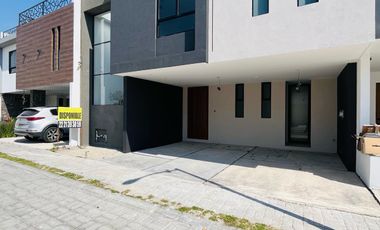 Casa en PRE VENTA en Lomas de Angelopolis III, Parque México cluster con alberca