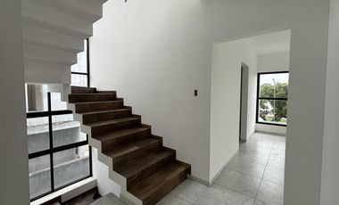 RIO DEL DORADO, Casa en VENTA con recamara en planta baja,  3 recamaras en planta alta