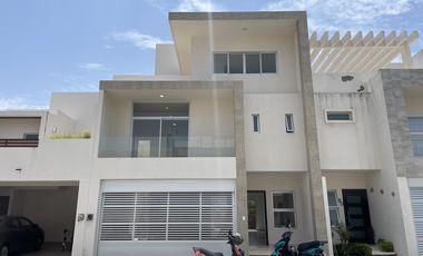 VISTALTA RESIDENCIAL, Casa en VENTA con ROOF GARDEN y estancia de TV, con seguridad, en Boca del Rio