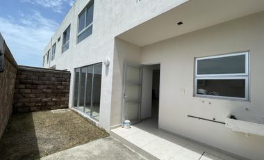 VISTALTA RESIDENCIAL, Casa en VENTA con ROOF GARDEN y estancia de TV, con seguridad, en Boca del Rio