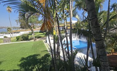 Casa a pie de lago de TEQUESQUITENGO, Morelos.