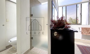 Casa en Bosques de las Lomas con Oficina Independiente P