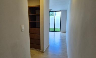 Casa de 4 recámaras en venta dentro de privada Nortemérida