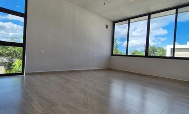 Casa de 4 recámaras en venta dentro de privada Nortemérida