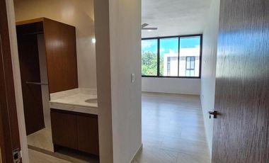 Casa de 4 recámaras en venta dentro de privada Nortemérida