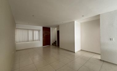 LOMAS DEL DORADO, Casa en VENTA con recámara en PLANTA BAJA, área de TV y estudio, (IV)