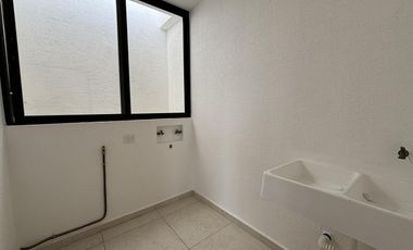 LOMAS DEL DORADO, Casa en VENTA con recámara en PLANTA BAJA, área de TV y estudio, (IV)