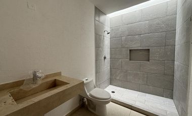 LOMAS DEL DORADO, Casa en VENTA con recámara en PLANTA BAJA, área de TV y estudio, (IV)