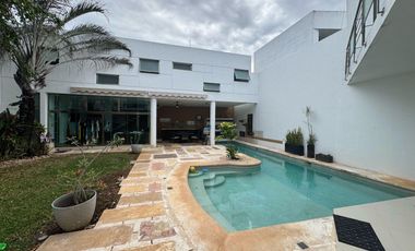 Amplia casa de 6 recámaras con alberca en venta en Benito Juarez Nte, Mérida