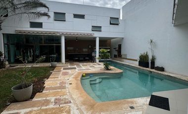 Amplia casa de 6 recámaras con alberca en venta en Benito Juarez Nte, Mérida
