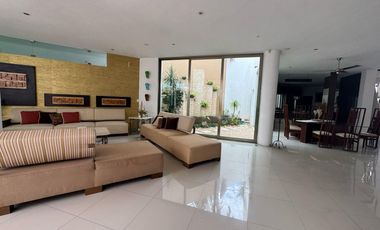 Amplia casa de 6 recámaras con alberca en venta en Benito Juarez Nte, Mérida