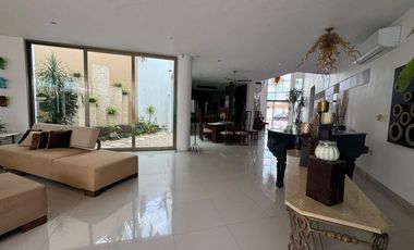 Amplia casa de 6 recámaras con alberca en venta en Benito Juarez Nte, Mérida