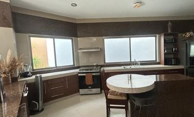 Amplia casa de 6 recámaras con alberca en venta en Benito Juarez Nte, Mérida