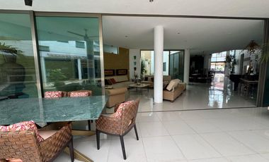 Amplia casa de 6 recámaras con alberca en venta en Benito Juarez Nte, Mérida