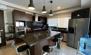Costa de Oro Residencia con 4 recámaras cada una con baño, una en planta baja.