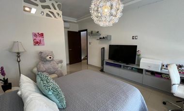 Costa de Oro Residencia con 4 recámaras cada una con baño, una en planta baja.