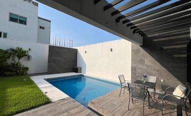 Costa de Oro Residencia con 4 recámaras cada una con baño, una en planta baja.