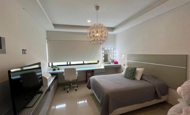 Costa de Oro Residencia con 4 recámaras cada una con baño, una en planta baja.