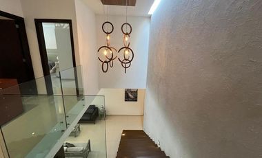 Costa de Oro Residencia con 4 recámaras cada una con baño, una en planta baja.