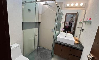 Costa de Oro Residencia con 4 recámaras cada una con baño, una en planta baja.