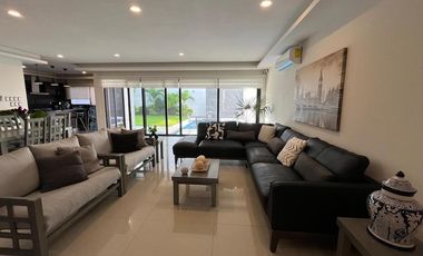 Costa de Oro Residencia con 4 recámaras cada una con baño, una en planta baja.