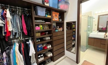 Costa de Oro Residencia con 4 recámaras cada una con baño, una en planta baja.