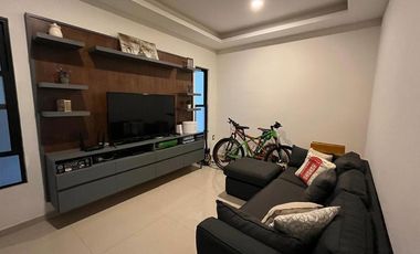 Costa de Oro Residencia con 4 recámaras cada una con baño, una en planta baja.