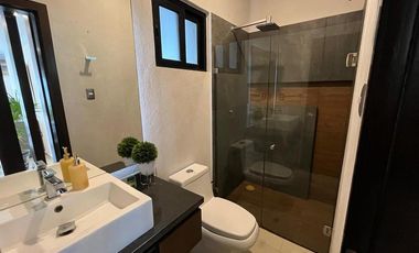 Costa de Oro Residencia con 4 recámaras cada una con baño, una en planta baja.