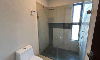 Costa de Oro Residencia con 4 recámaras cada una con baño, una en planta baja.