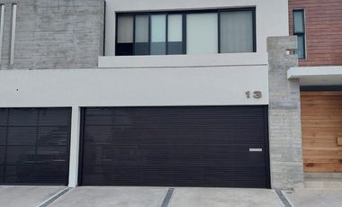 Costa de Oro Residencia con 4 recámaras cada una con baño, una en planta baja.