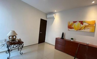 Costa de Oro Residencia con 4 recámaras cada una con baño, una en planta baja.