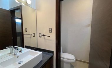 Costa de Oro Residencia con 4 recámaras cada una con baño, una en planta baja.