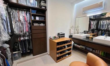 Costa de Oro Residencia con 4 recámaras cada una con baño, una en planta baja.