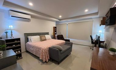 Costa de Oro Residencia con 4 recámaras cada una con baño, una en planta baja.