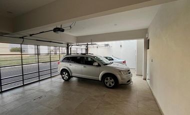 Costa de Oro Residencia con 4 recámaras cada una con baño, una en planta baja.