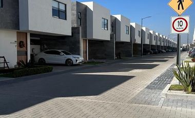 Venta de casa nueva en Metepec, 4 habitaciones, estacionamiento techado y amenidades