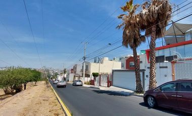 RENTA | Edificio de 336 m2 en 3 niveles, Arboledas del Parque, Qro.