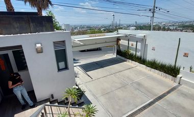 RENTA | Edificio de 336 m2 en 3 niveles, Arboledas del Parque, Qro.