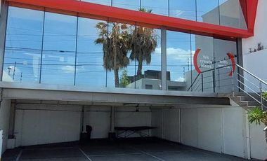 RENTA | Edificio de 336 m2 en 3 niveles, Arboledas del Parque, Qro.