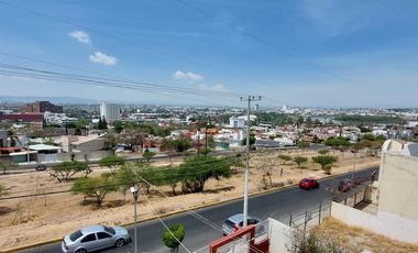 RENTA | Edificio de 336 m2 en 3 niveles, Arboledas del Parque, Qro.