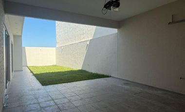 Casa en VENTA con jardin y sala de TV, Fracc. Las Palmas Green