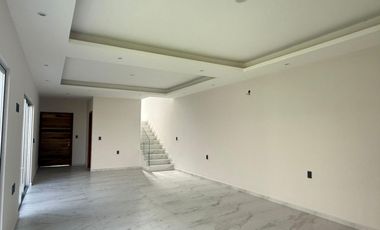 Casa en VENTA con jardin y sala de TV, Fracc. Las Palmas Green