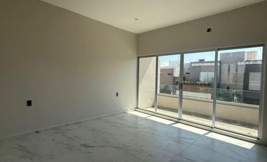 Casa en VENTA con jardin y sala de TV, Fracc. Las Palmas Green