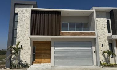 Casa en VENTA con jardin y sala de TV, Fracc. Las Palmas Green
