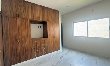 Casa en VENTA con jardin y sala de TV, Fracc. Las Palmas Green