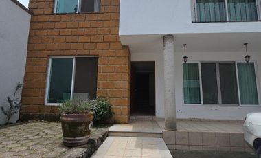 Casa en VENTA a 1.5 km de AV. UNIVERSIDAD, Cuernavaca Morelos.