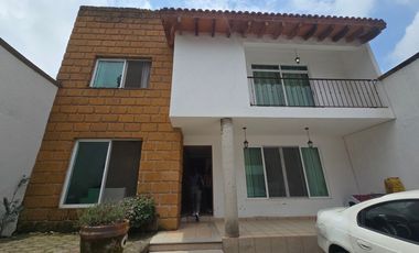 Casa en VENTA a 1.5 km de AV. UNIVERSIDAD, Cuernavaca Morelos.