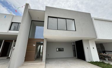 LOMAS DEL DORADO, Casa en VENTA con amplio jardin, estancia de TV y 3 recamaras con baño